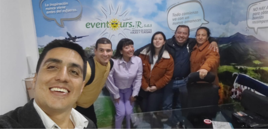 Jonh Fernando Castellanos con el equipo de Eventours JR durante una sesión de seguimiento de la intervención